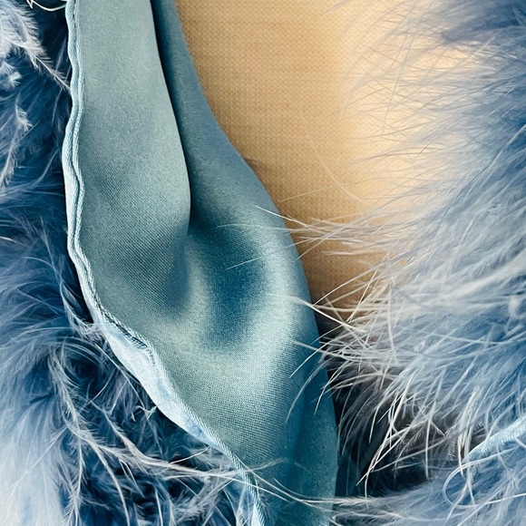 BEBE NWOT DYED MARABOU FEATHER BLUE SHAWL SCARF - Picture 11 of 12